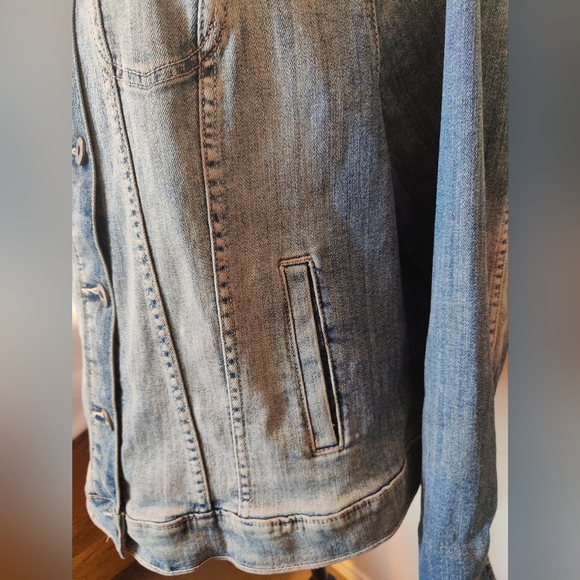 Torrid distressed faded denim jeans jacket π§₯ (Small) & Fits like a Medium - Picture 8 of 16